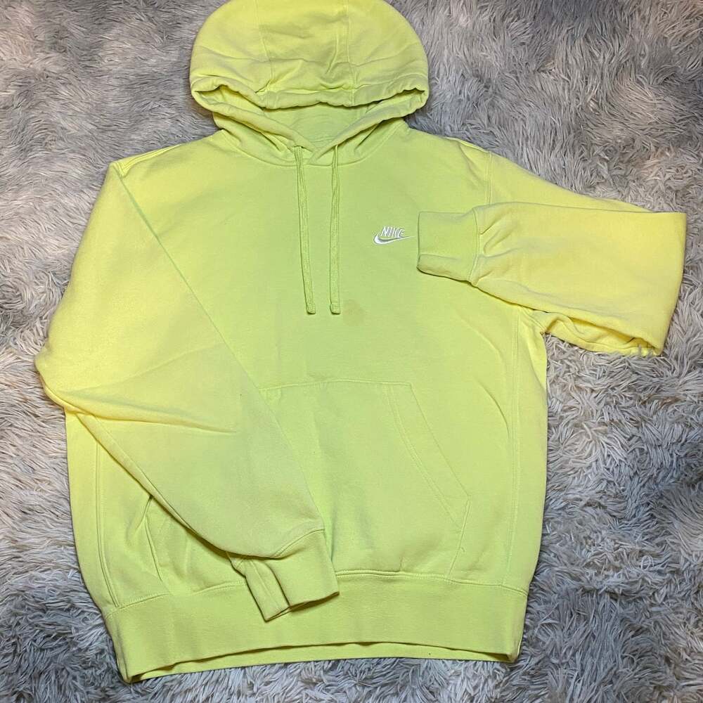 Nike Sportswear Club Fleece Pullover Hoodie in Yellow Strike